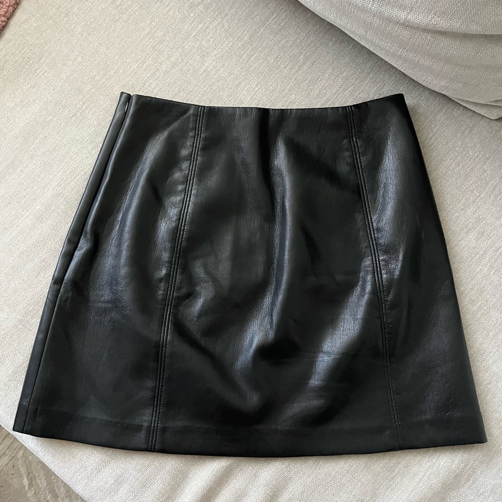 Aritzia Babaton Faux Leather Skirt